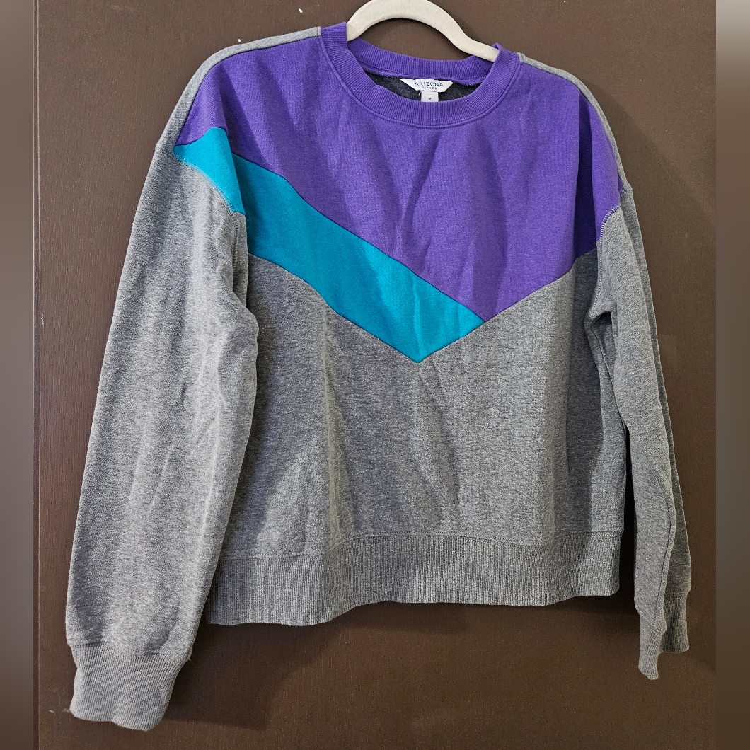 Junior's Retro Style Colorblock Gray And Purple Cropped Crew Neck Sweater